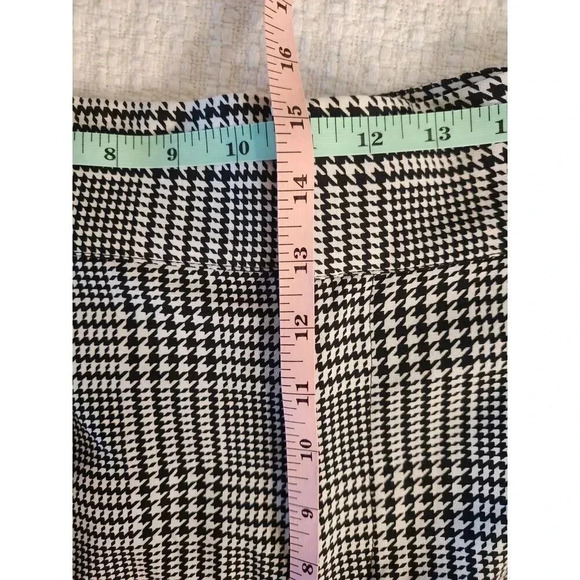 Torrid Wide Leg Studio Crepe Pleated Houndstooth Short - Picture 10 of 11